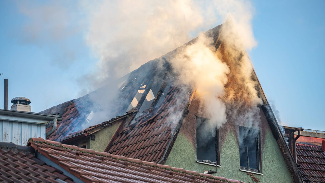 Bei einem Wohnhausbrand in Esslingen ist eine leblose Person gefunden worden.