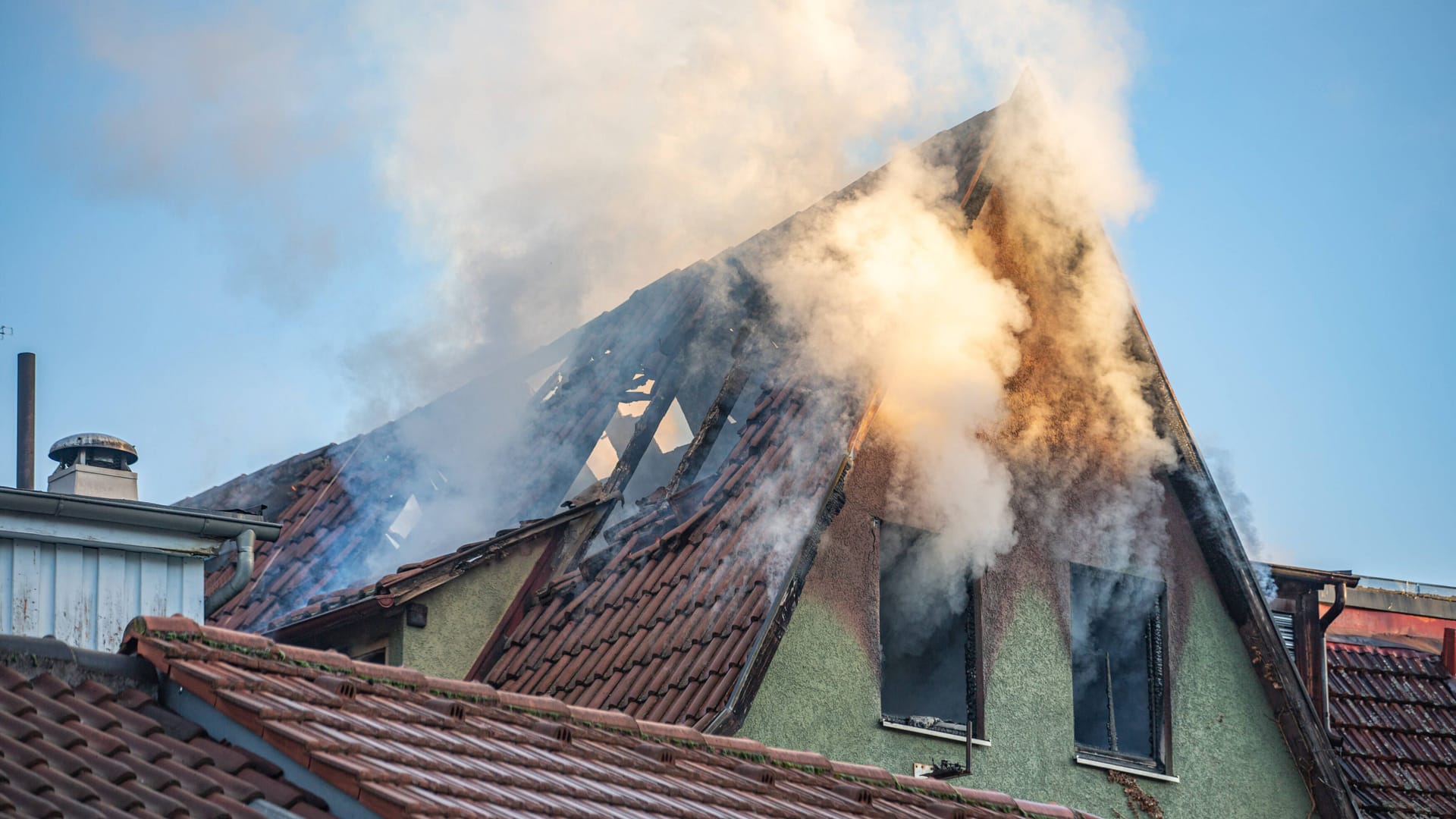 Bei einem Wohnhausbrand in Esslingen ist eine leblose Person gefunden worden.