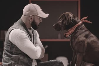 Murat Colak und Hund: Der Tierheilpraktiker renkt Tiere mit Schmerzen wieder ein.