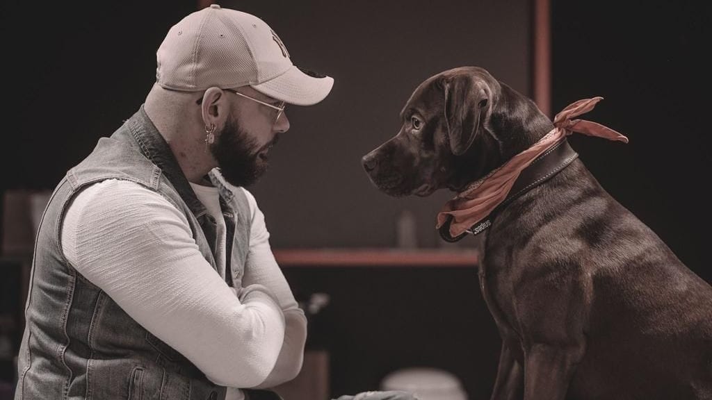 Murat Colak und Hund: Der Tierheilpraktiker renkt Tiere mit Schmerzen wieder ein.