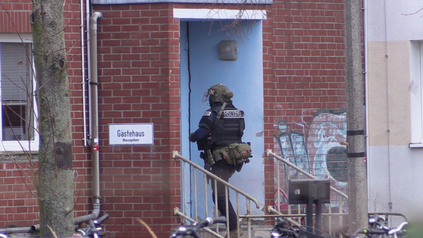Kräfte eines Spezialeinsatzkommandos: Ein Streit in einer Obdachlosenunterkunft in Berlin-Marzahn hat einen SEK-Einsatz ausgelöst.