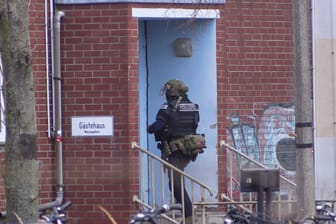 Kräfte eines Spezialeinsatzkommandos: Ein Streit in einer Obdachlosenunterkunft in Berlin-Marzahn hat einen SEK-Einsatz ausgelöst.