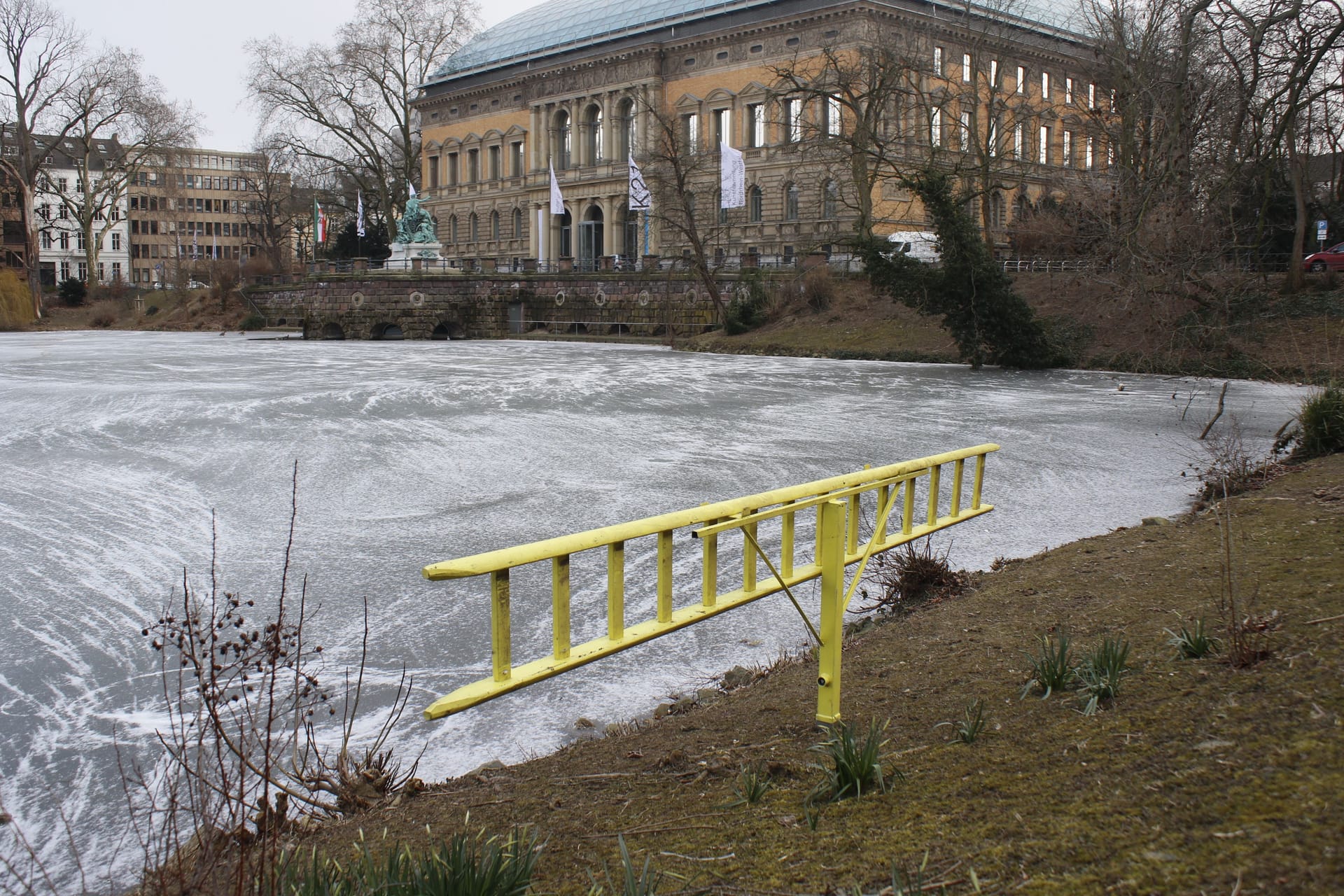 Können im Ernstfall helfen, Leben zu retten (Archivbild): Rund 40 Eisleitern wie hier am Ständehaus hat die Stadt bereitgestellt.