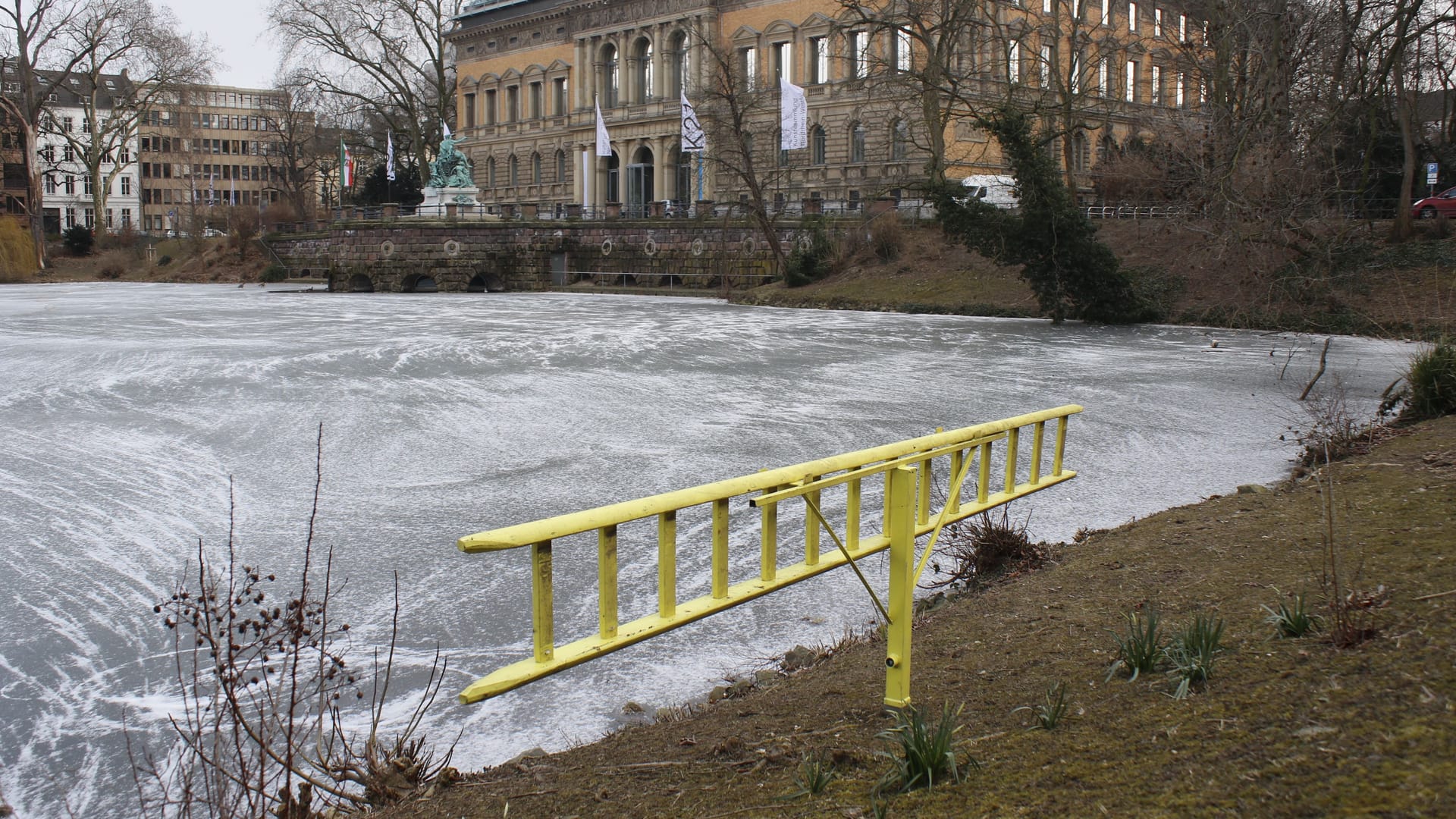 Können im Ernstfall helfen, Leben zu retten (Archivbild): Rund 40 Eisleitern wie hier am Ständehaus hat die Stadt bereitgestellt. Können im Ernstfall helfen, Leben zu retten (Archivbild): Rund 40 Eisleitern wie hier am Ständehaus hat die Stadt bereitgestellt.
