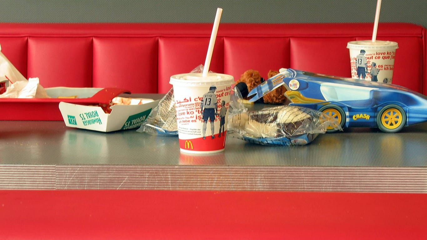 Leere McDonalds-Verpackungen und Spielzeug liegen nach dem Speisen auf einem Tisch des Restaurants (Archivbild).