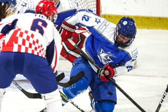 Israels Eishockey-Nationalmannschaft bei einem WM-Spiel gegen Kroatien 2022.