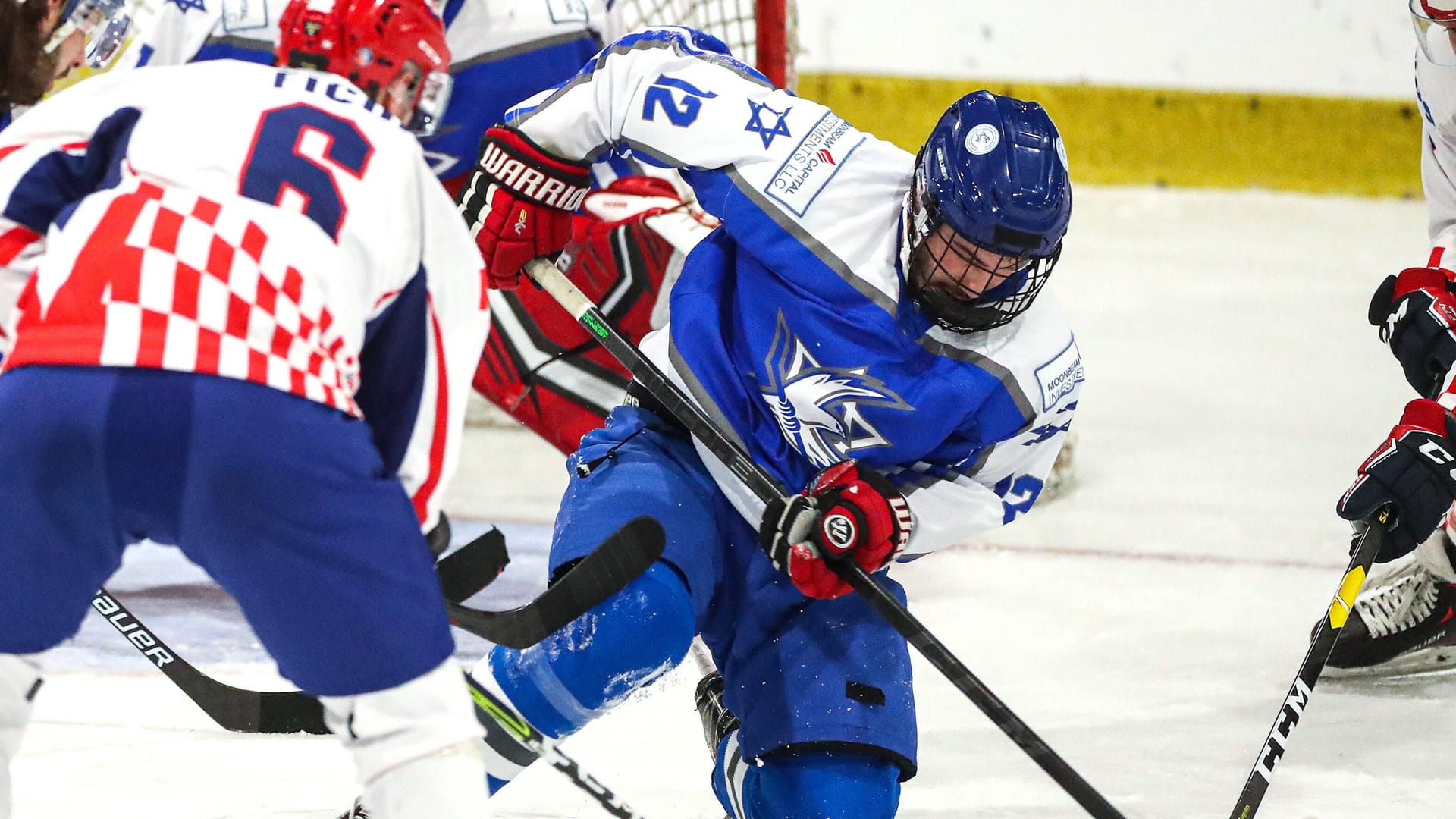 Israels Eishockey-Nationalmannschaft bei einem WM-Spiel gegen Kroatien 2022.