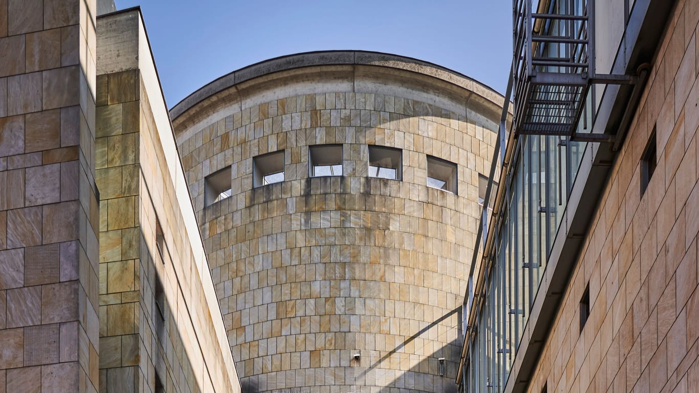 Außenansicht der Schirn Kunsthalle: «Das Projekt soll ein Vorbild für die Sanierung und Anpassung von ensemblegeschützten Bauten im Innenstadtbereich sein», heißt es laut einer Mittelung der Stadt. Angestrebt werde «eine optimale Verbindung von Denkmalschutz und Klimaschutz».