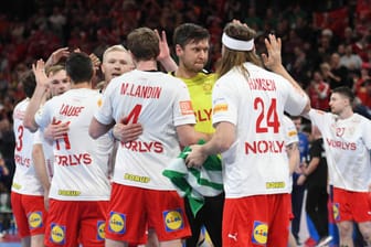 Dänemarks Spieler feiern den Sieg gegen Norwegen: Der Topfavorit geht als Gruppensieger ins Halbfinale.