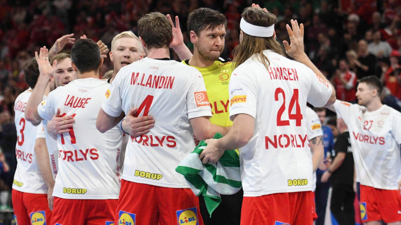 Dänemarks Spieler feiern den Sieg gegen Norwegen: Der Topfavorit geht als Gruppensieger ins Halbfinale.