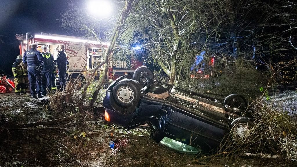 Schwerer Verkehrsunfall in Essen: Frau aus Auto geschleudert
