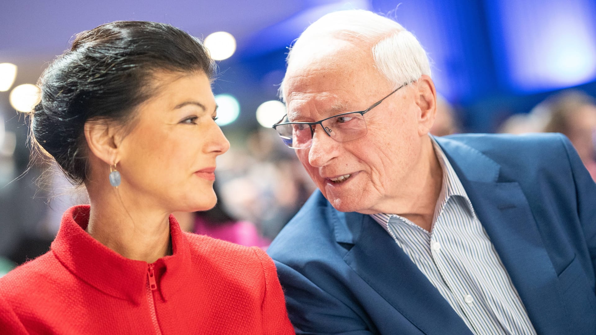 Sahra Wagenknecht mit ihrem Mann Oskar Lafontaine auf dem Bundesparteitag des BSW