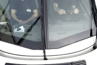 Geldtransport durch Mitarbeiter einer Sicherheitsfirma (Symbolfoto): In Bayern und Baden-Württemberg gab es Raubüberfälle auf die Transporter.