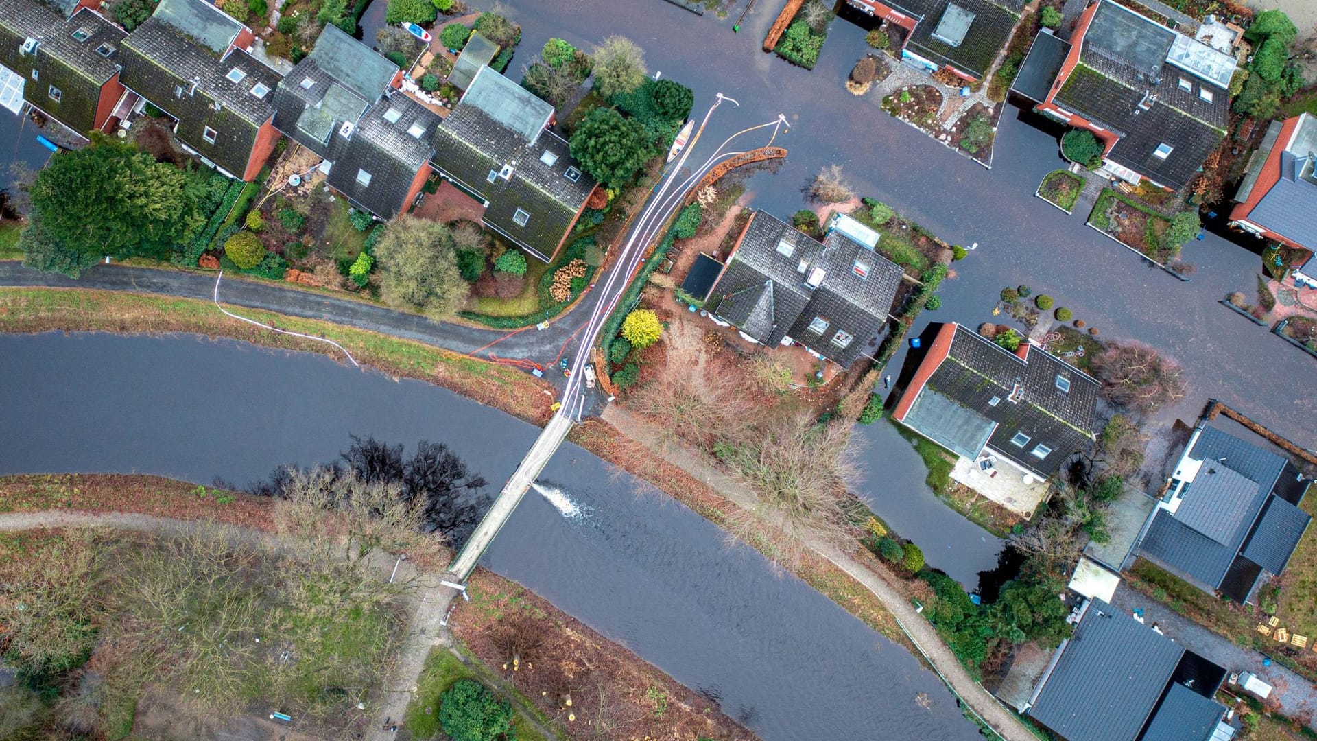 Überschwemmte Straßen in Lilienthal: In ganz Niedersachsen kämpfen Anwohner mit dem Hochwasser.