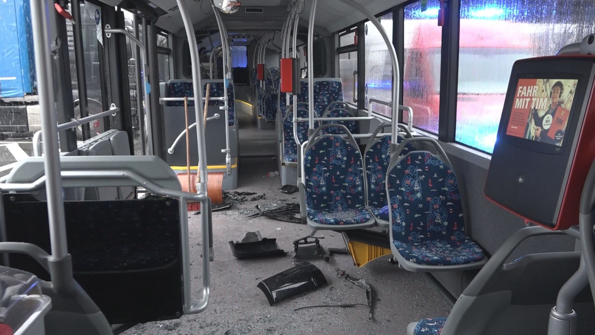 Trümmerteile flogen durch den Bus.