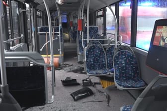 Trümmerteile flogen durch den Bus.