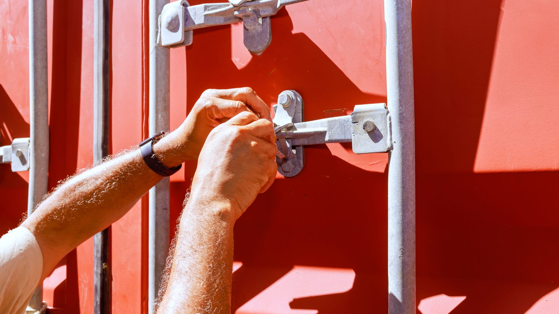 Lkw-Container (Symbolbild): Die Jugendlichen hatten sich hineingeschlichen.