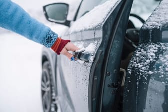 Zugefrorene Autotür: nicht ziehen, sondern drücken.