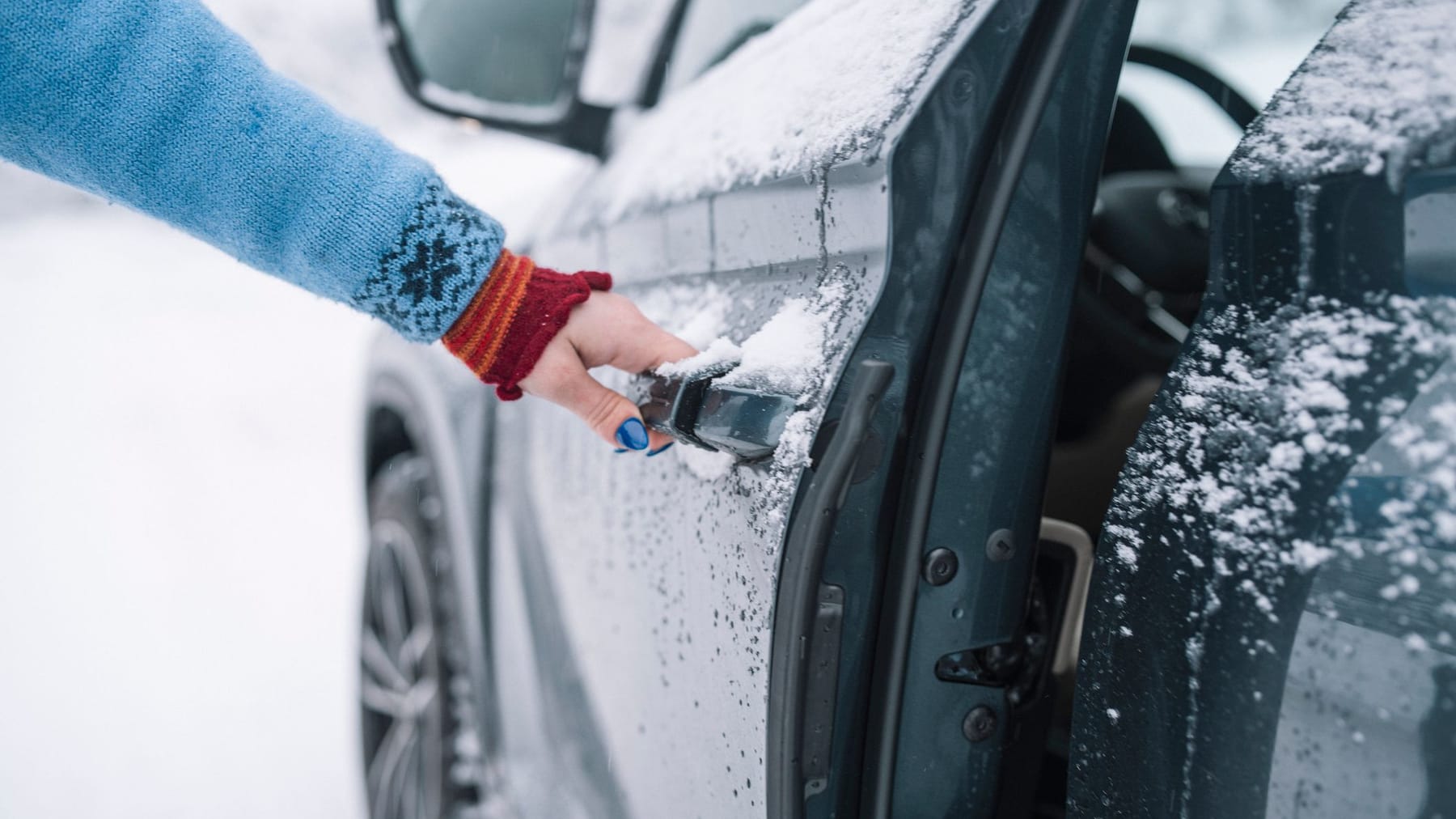 Autotür zugefroren und vereist: Mit diesem Trick geht sie wieder auf