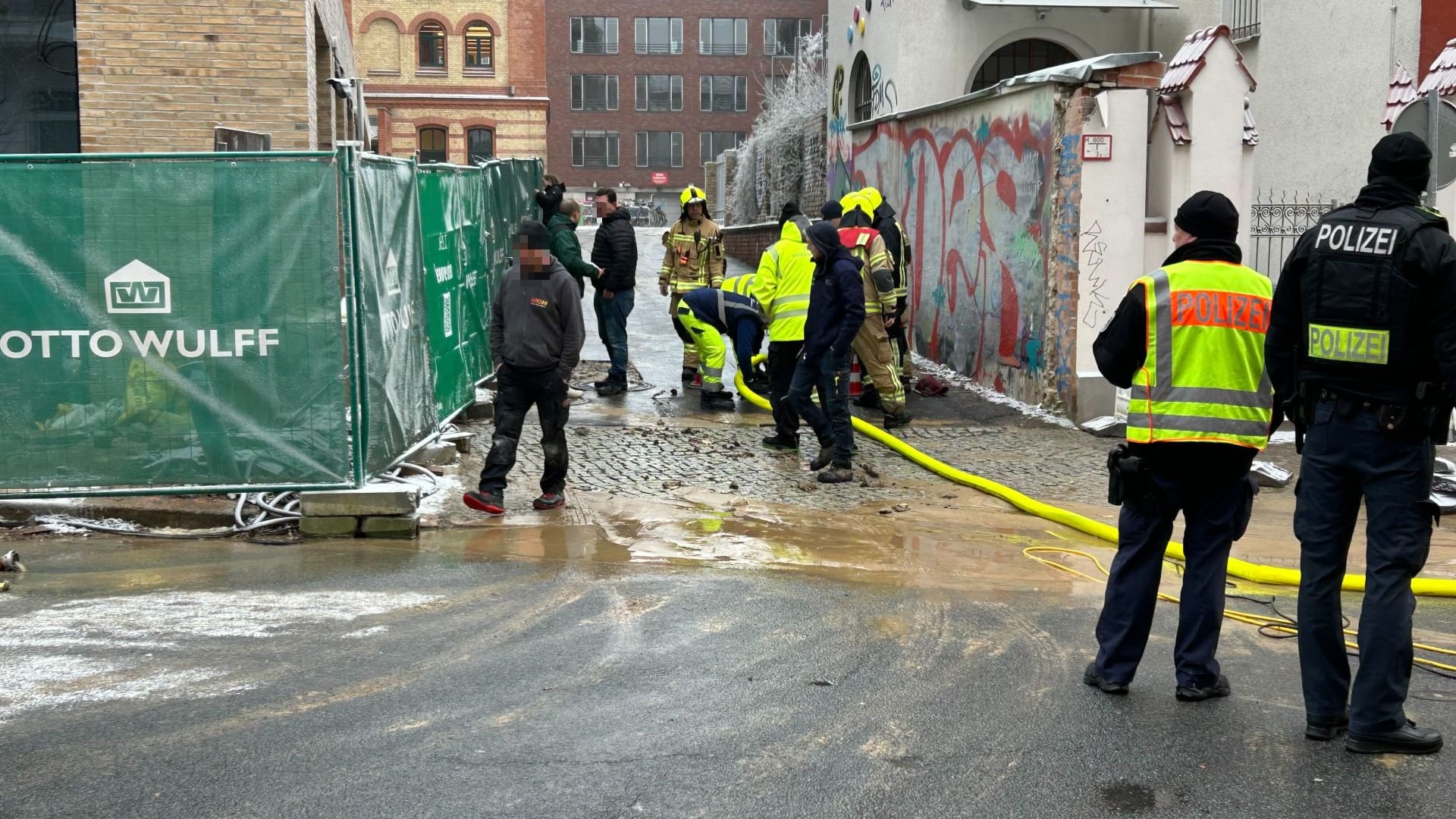 Berlin: Die Saarbrücker Straße ist in Richtung Schönhauser Allee für Autofahrer gesperrt, nachdem ein Hydrant wegen der Kälte geplatzt war.