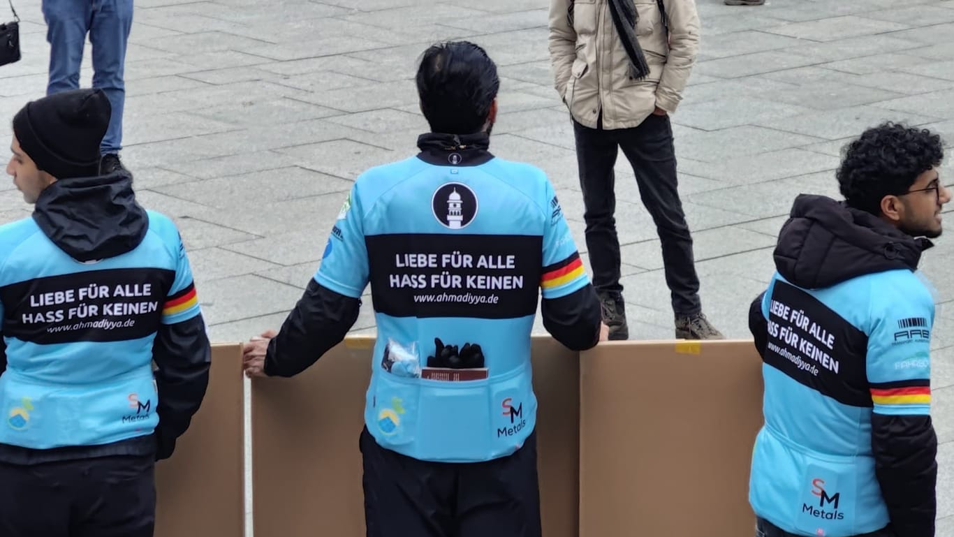 Solidaritätsbekundung am Kölner Dom: "Liebe für alle, Hass für keinen" steht auf den Trikots der Protestierenden.