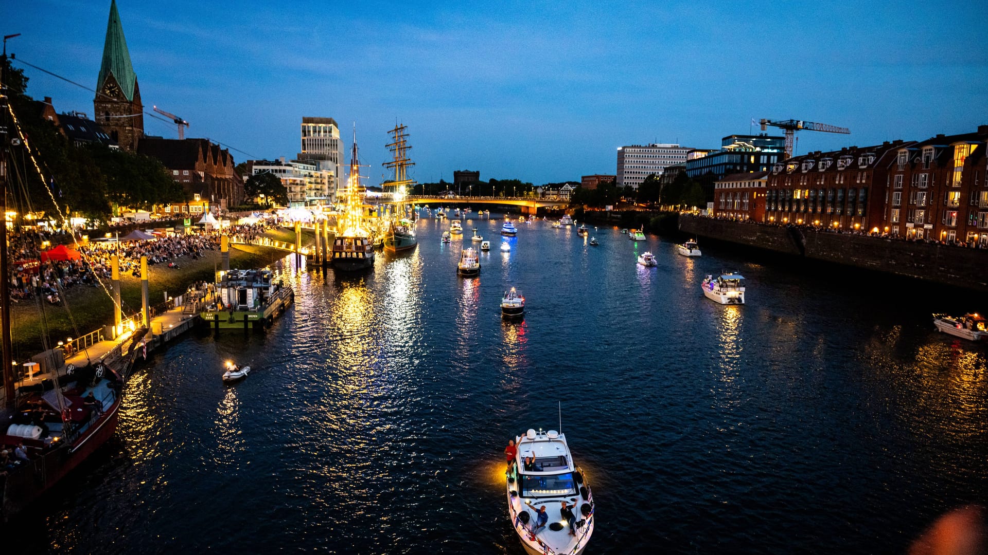 Schiffe am Bremer Hafen (Archivfoto): In einer wilden Party-Nacht ging hier ein Mann über Bord.