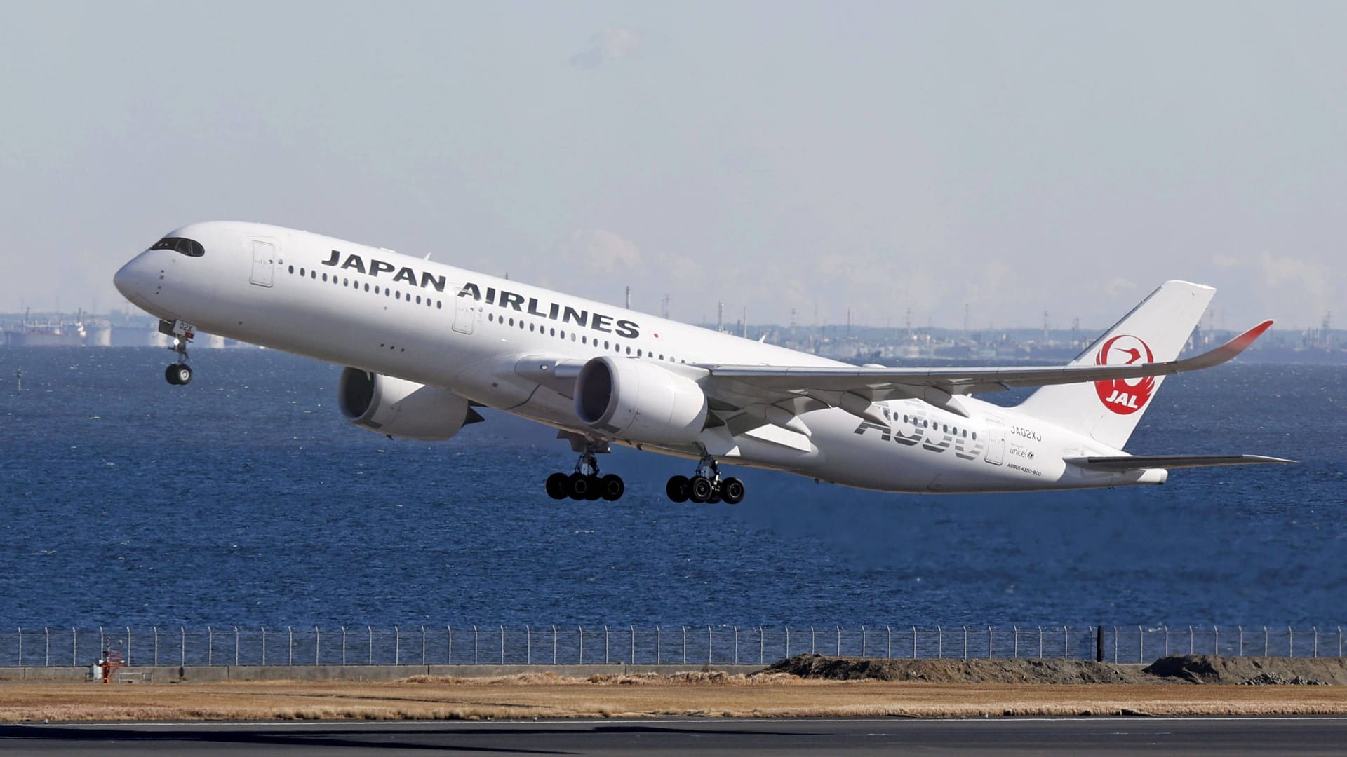 Flieger am Flughafen Tokio: Nach dem Angriff reagierte der Pilot schnell. Flieger am Flughafen Tokio: Nach dem Angriff reagierte der Pilot schnell.
