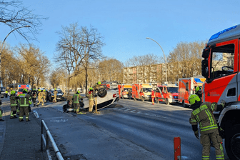 Bei einem Unfall in Berlin-Wittenau hat sich ein Auto überschlagen