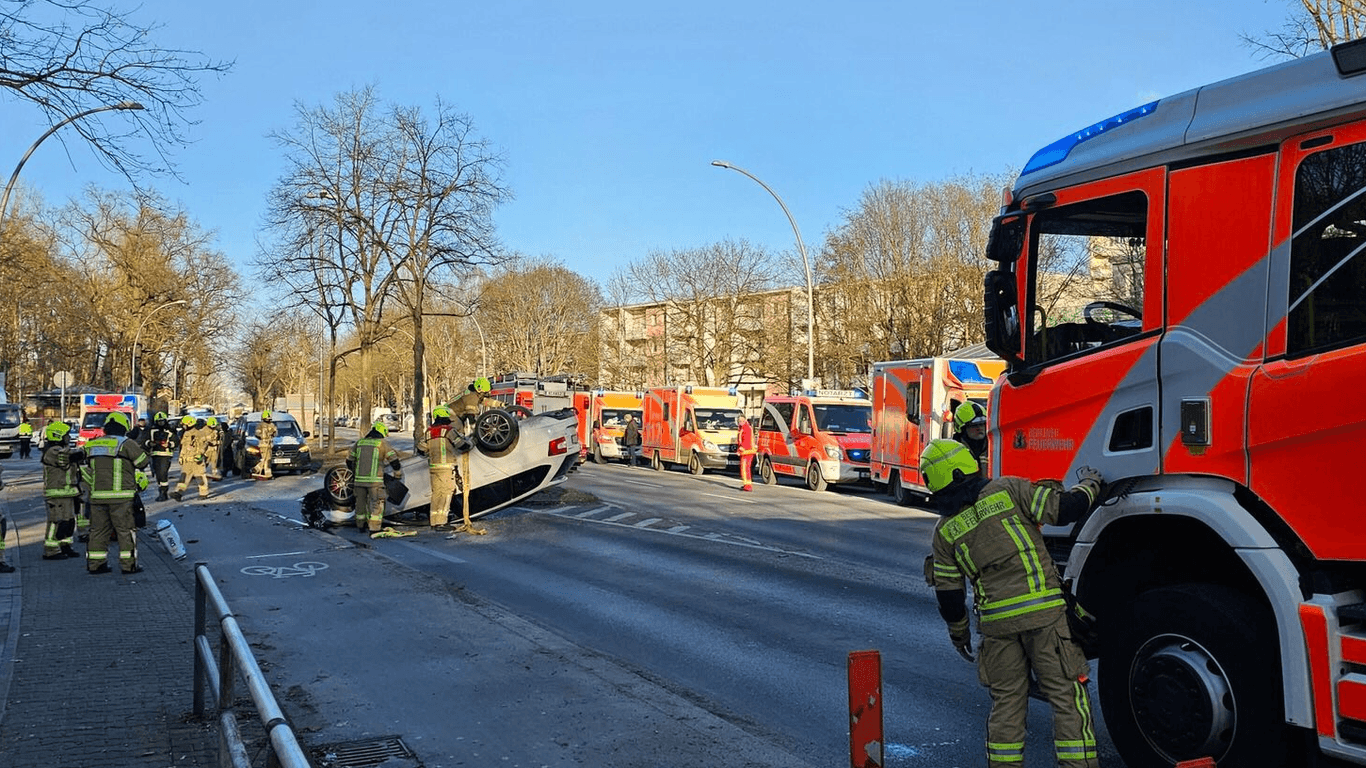 Bei einem Unfall in Berlin-Wittenau hat sich ein Auto überschlagen