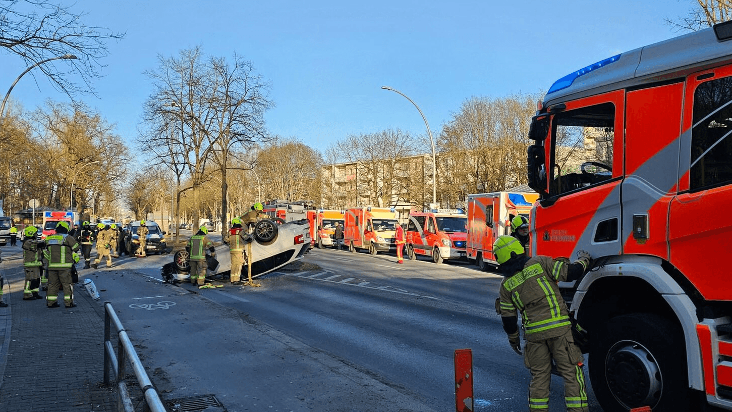 Bei einem Unfall in Berlin-Wittenau hat sich ein Auto überschlagen Bei einem Unfall in Berlin-Wittenau hat sich ein Auto überschlagen