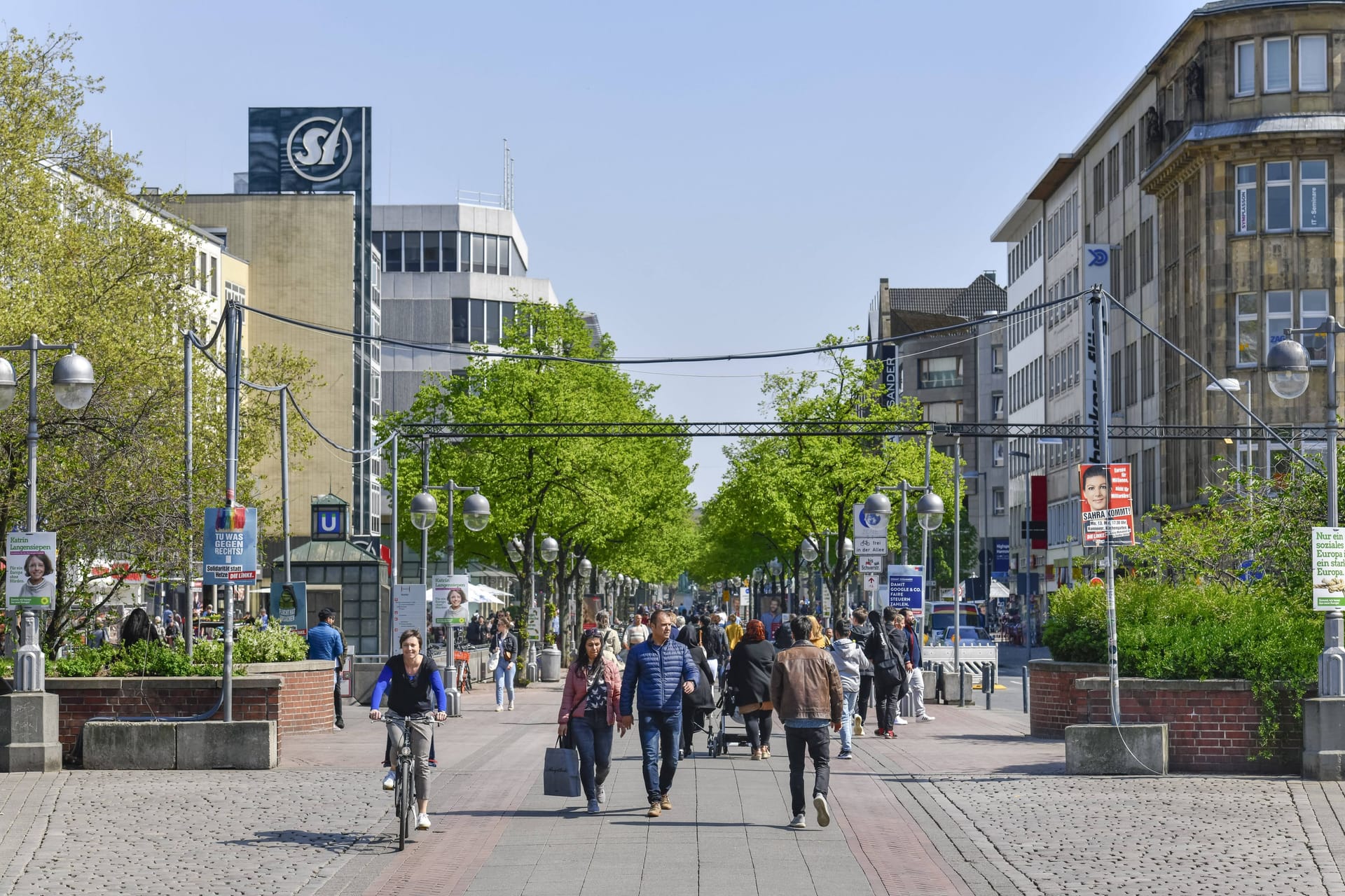 Passanten in der Fußgängerzone von Hannover: Die Georgstraße ist viel frequentiert.