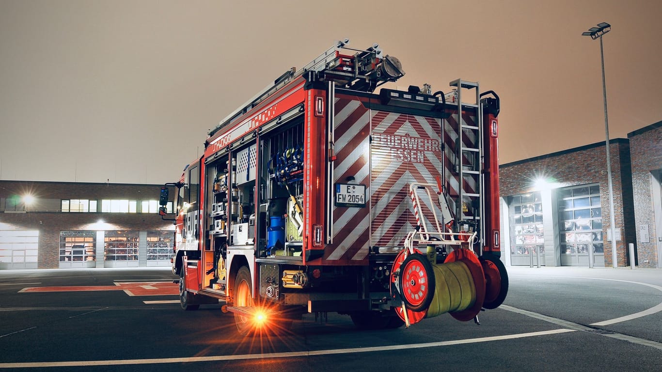 Ein Einsatzwagen der Feuerwehr Essen (Symbolbild): Am frühen Mittwochabend mussten die Einsatzkräfte zu einem Unfall ausrücken und ein Pkw vor dem Umfallen bewahren.