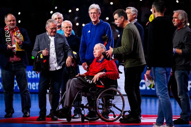 Joachim Deckarm (M.): Der einstige Handball-Weltmeister wurde einen Tag nach seinem 70. Geburtstag in der Kölner Lanxess Arena gefeiert.