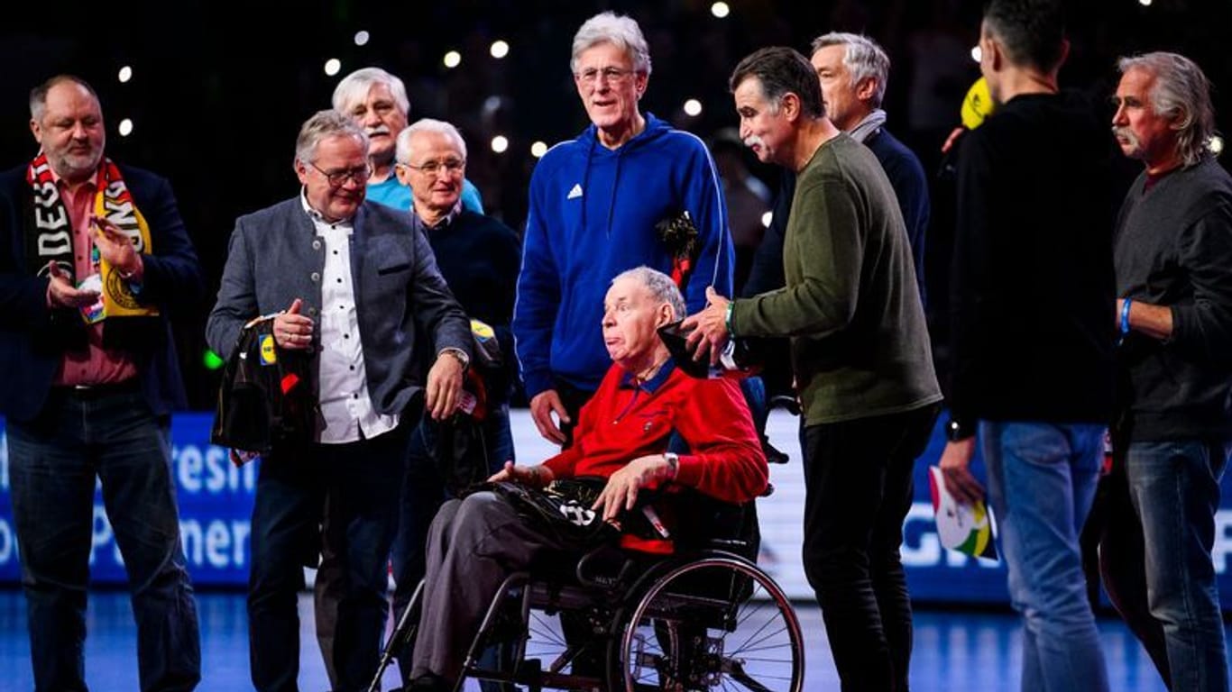 Joachim Deckarm (M.): Der einstige Handball-Weltmeister wurde einen Tag nach seinem 70. Geburtstag in der Kölner Lanxess Arena gefeiert.