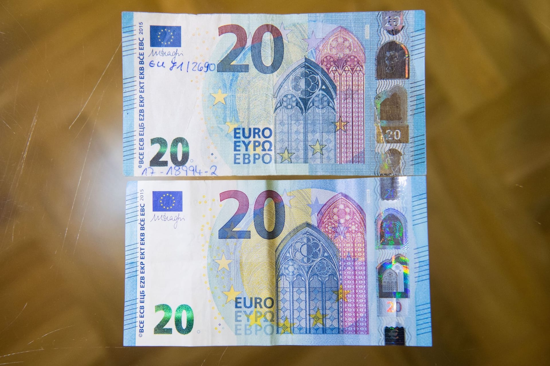 Echter und gefälschter Zwanni Echter und gefälschter Zwanni