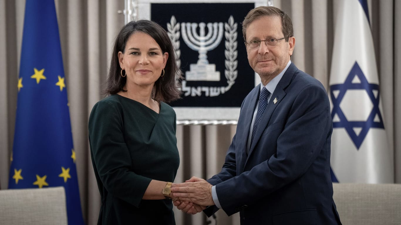 Außenministerin Baerbock steht neben dem israelischen Präsidenten Izchak Herzog: Auch Deutschland setzt sich weiterhin für eine Zwei-Staaten-Lösung im Nahostkonflikt ein.
