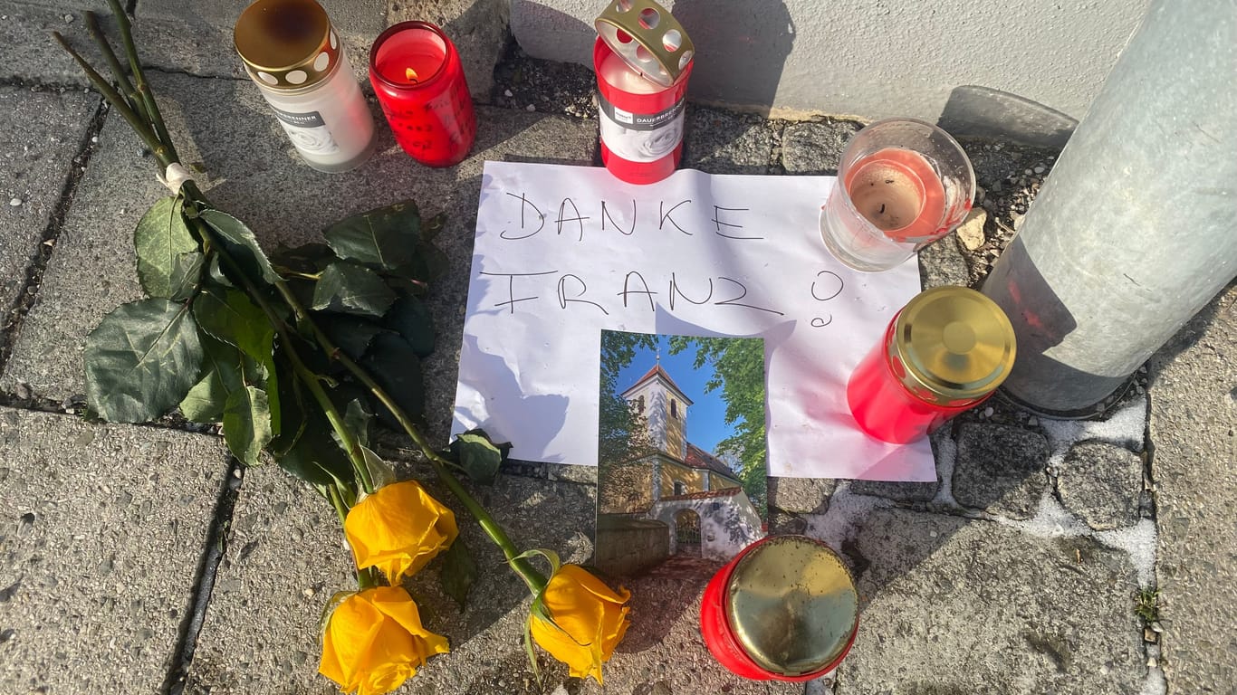 Trauernde haben vor Franz Beckenbauers Geburtshaus in Giesing Blumen und Kerzen abgelegt. Auf einem Zettel steht: "Danke Franz!".
