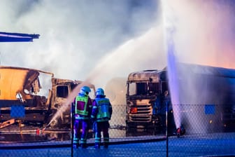 Ein Tanklastzug, aus dem Flüssiggas entweicht, wird von Feuerwehrkräften in Ludwigsfelde gekühlt: Um das Feuer zu löschen, rückten Spezialisten aus Sachsen an.