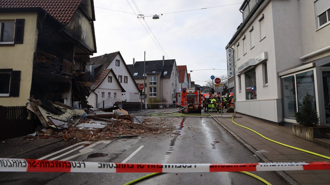 Das zerstörte Wohnhaus in der Katzenbachstraße: Einsatzkräfte haben den Bereich um das Haus nach der Explosion weiträumig abgesperrt.