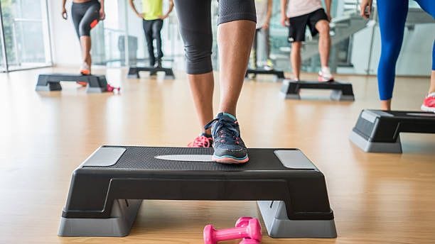 Step-Aerobic: Das Training verbindet Fitness mit Spaß und Rhythmus.