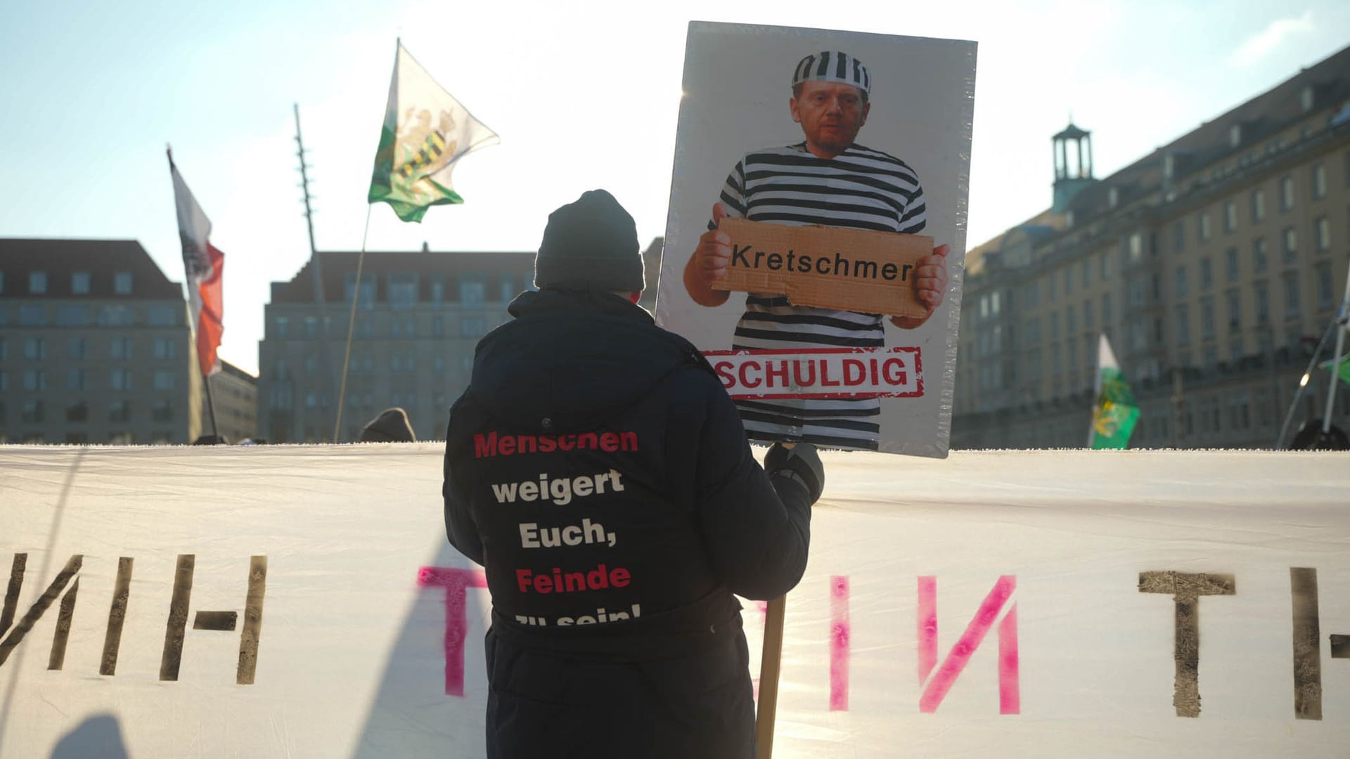 Datum: 08.01.24 / Ort: DresdenDie als rechtsextrem eingestuften Freien Sachsen haben eine Versammlung am Theaterplatz Dresden organisiert.