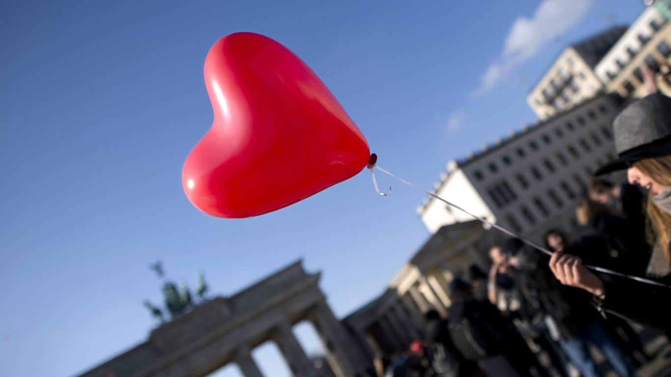 Ein Herz-Luftballon am Valentinstag in Berlin (Archivbild): Die Hauptstadt bietet viele Möglichkeiten für Verliebte.