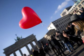 Ein Herz-Luftballon am Valentinstag in Berlin (Archivbild): Die Hauptstadt bietet viele Möglichkeiten für Verliebte.