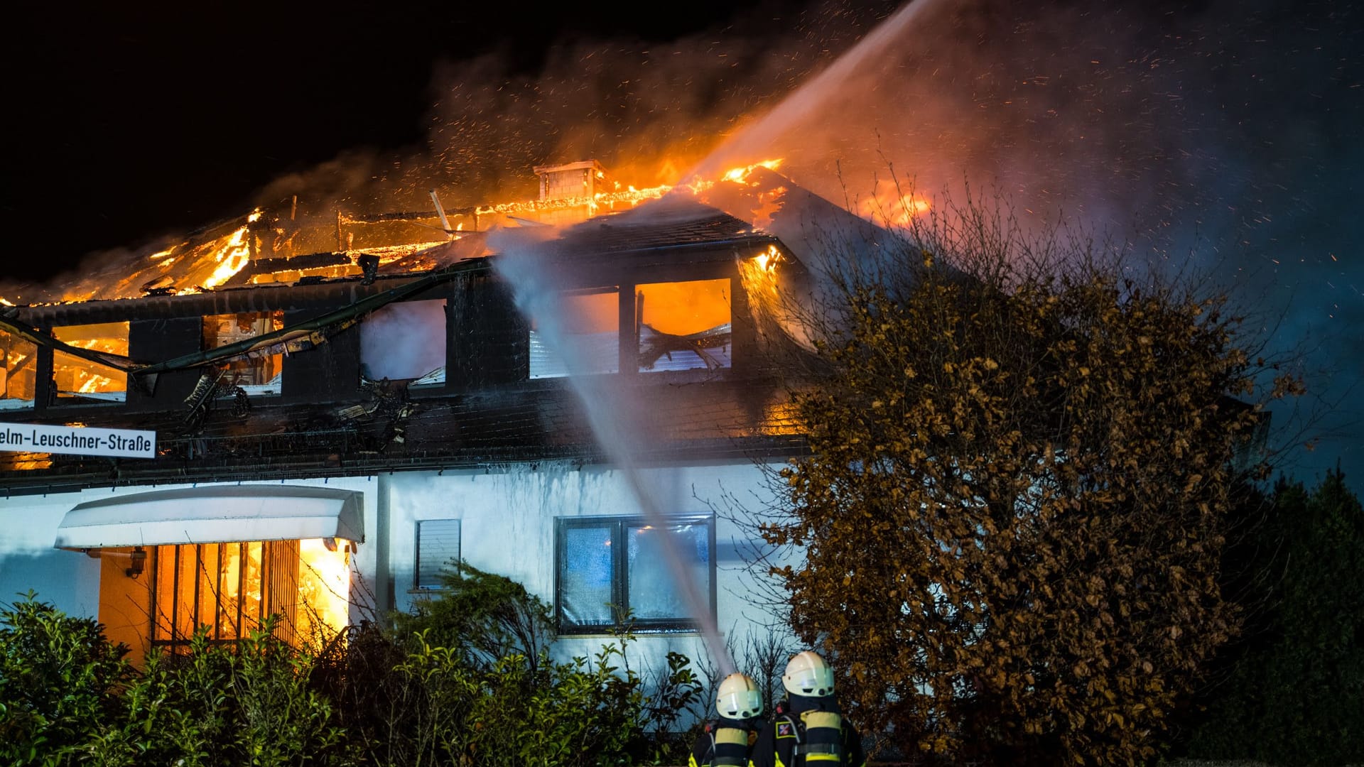 In den frühen Morgenstunden des 15. Januar 2024 brach in einem leerstehenden Gebäude in Rodgau, Kreis Offenbach, ein Feuer aus. Bei Eintreffen der Feuerwehr befand sich das ehemalige Firmengebäude einer Maschinenbaufirma bereits in Vollbrand, von Keller bis Dach. Trotz intensiver Bemühungen der Feuerwehr waren die Löscharbeiten am Vormittag noch im Gange.Die örtlichen Behörden forderten Anwohner auf, Fenster und Türen geschlossen zu halten, während das Gebäude kontrolliert abgebrannt wurde. Aus Sicherheitsgründen erfolgte die temporäre Einstellung des Bahnverkehrs, nachdem Funken auf nahe Gleise übergesprungen waren. Ein benachbarter Aldi-Markt blieb ebenfalls aus Sicherheitsgründen geschlossen.Bisher liegen keine Berichte über Verletzungen vor. Die Ursache des Brandes und die genaue Höhe des Sachschadens sind noch unklar, erste Schätzungen belaufen sich auf etwa 500.000 bis 600.000 Euro. In den frühen Morgenstunden des 15. Januar 2024 brach in einem leerstehenden Gebäude in Rodgau, Kreis Offenbach, ein Feuer aus. Bei Eintreffen der Feuerwehr befand sich das ehemalige Firmengebäude einer Maschinenbaufirma bereits in Vollbrand, von Keller bis Dach. Trotz intensiver Bemühungen der Feuerwehr waren die Löscharbeiten am Vormittag noch im Gange.Die örtlichen Behörden forderten Anwohner auf, Fenster und Türen geschlossen zu halten, während das Gebäude kontrolliert abgebrannt wurde. Aus Sicherheitsgründen erfolgte die temporäre Einstellung des Bahnverkehrs, nachdem Funken auf nahe Gleise übergesprungen waren. Ein benachbarter Aldi-Markt blieb ebenfalls aus Sicherheitsgründen geschlossen.Bisher liegen keine Berichte über Verletzungen vor. Die Ursache des Brandes und die genaue Höhe des Sachschadens sind noch unklar, erste Schätzungen belaufen sich auf etwa 500.000 bis 600.000 Euro.