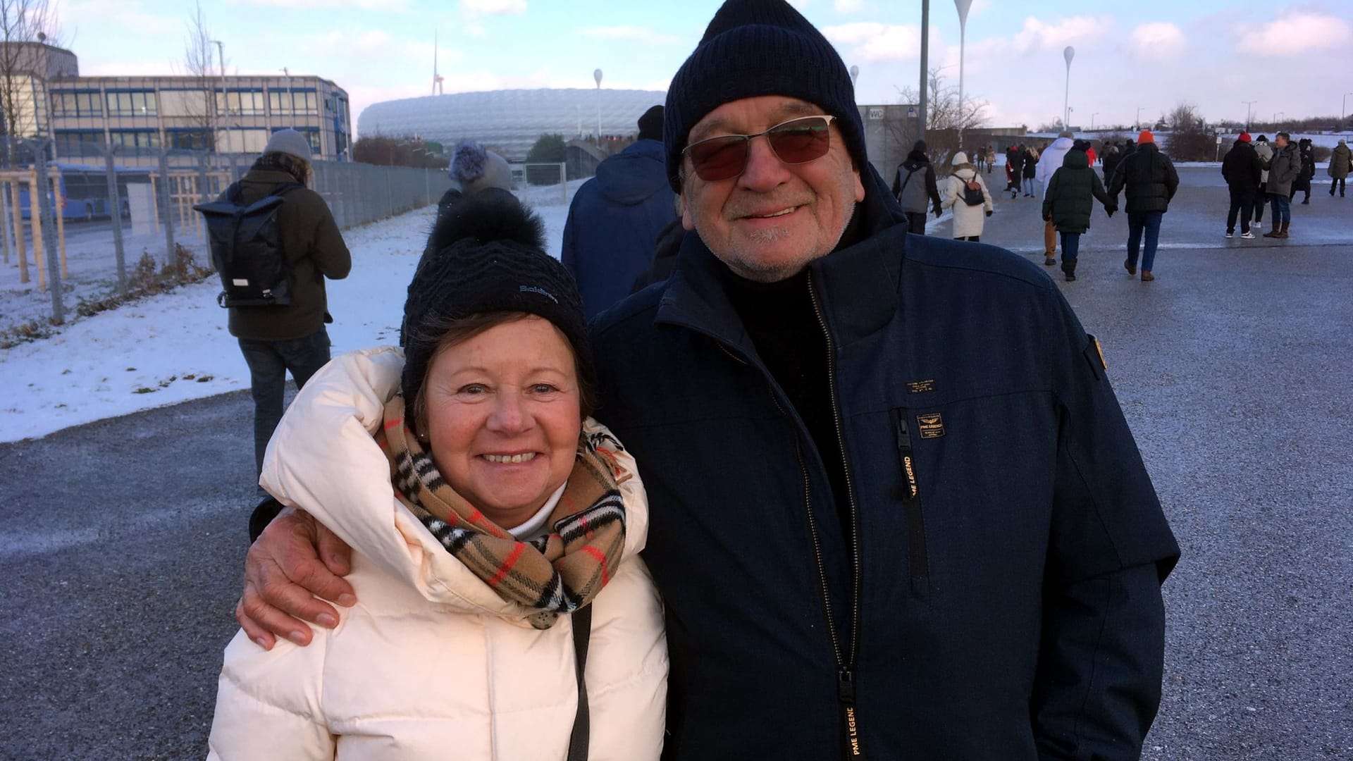 Claudia Bütsch und Karl-Heinz Friebel waren am Freitagvormittag noch am Grab von Franz Beckenbauer gewesen, ehe sie zur Allianz Arena kamen.