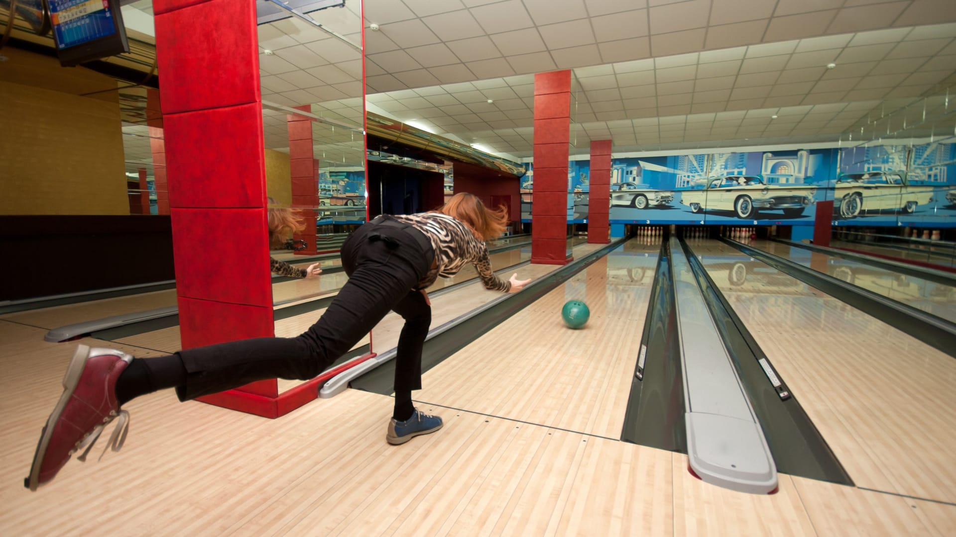 Eine Frau beim Bowlen (Symbolbild): Wann es nun losgeht, steht noch nicht fest.