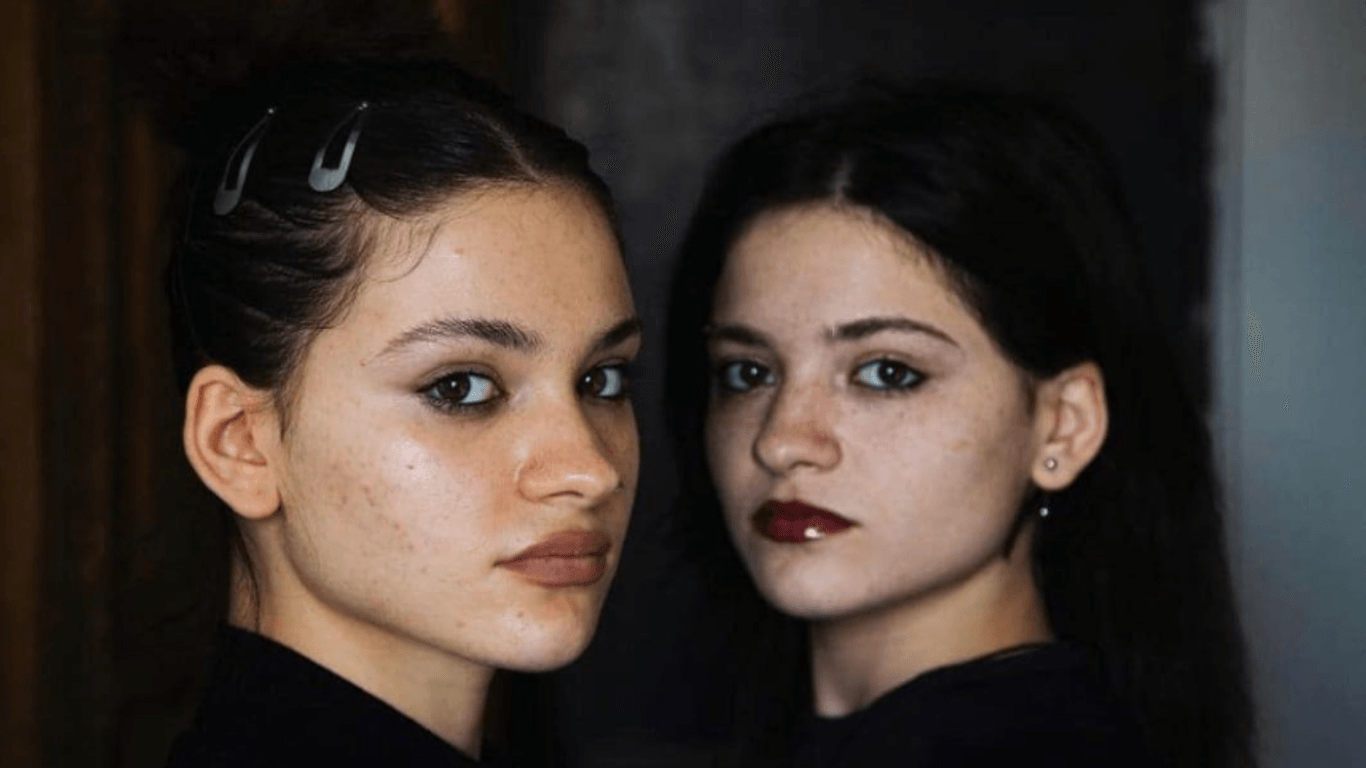 Die beiden Zwillingsschwestern Amy Khvitia und Ano Sartania: Sie waren unwissend viele Jahre voneinander getrennt.