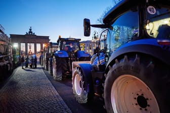 Zahlreiche Traktoren stehen bei einem Bauernprotest auf der Straße des 17. Juni vor dem Brandenburger Tor.