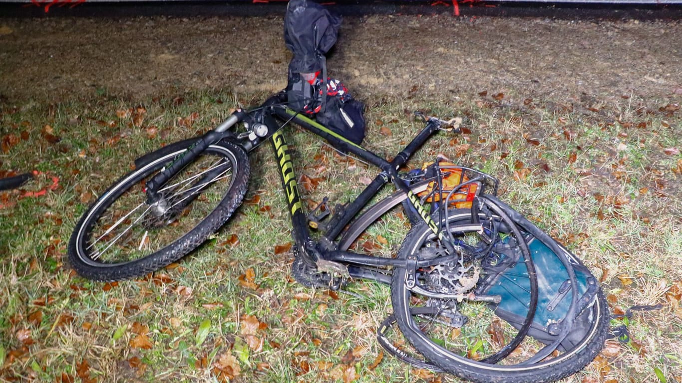 Nach dem Unfall: Das zerstörte Fahrrad von Andreas Mandalka liegt neben der Straße.