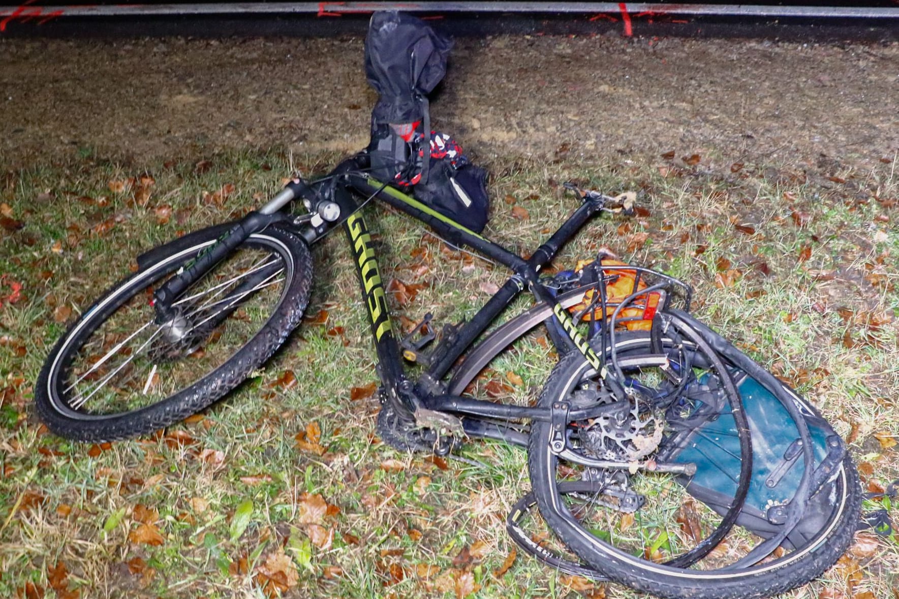 Nach dem Unfall: Das zerstörte Fahrrad von Andreas Mandalka liegt neben der Straße.